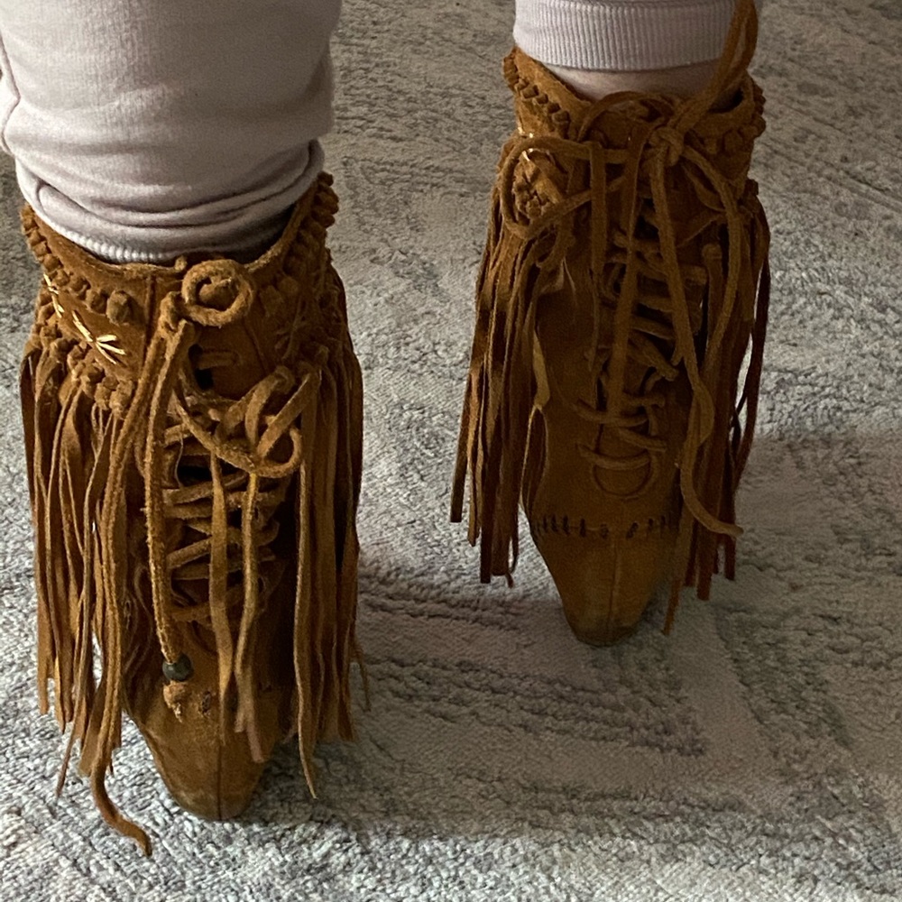 Boots - Picture 3 of 8